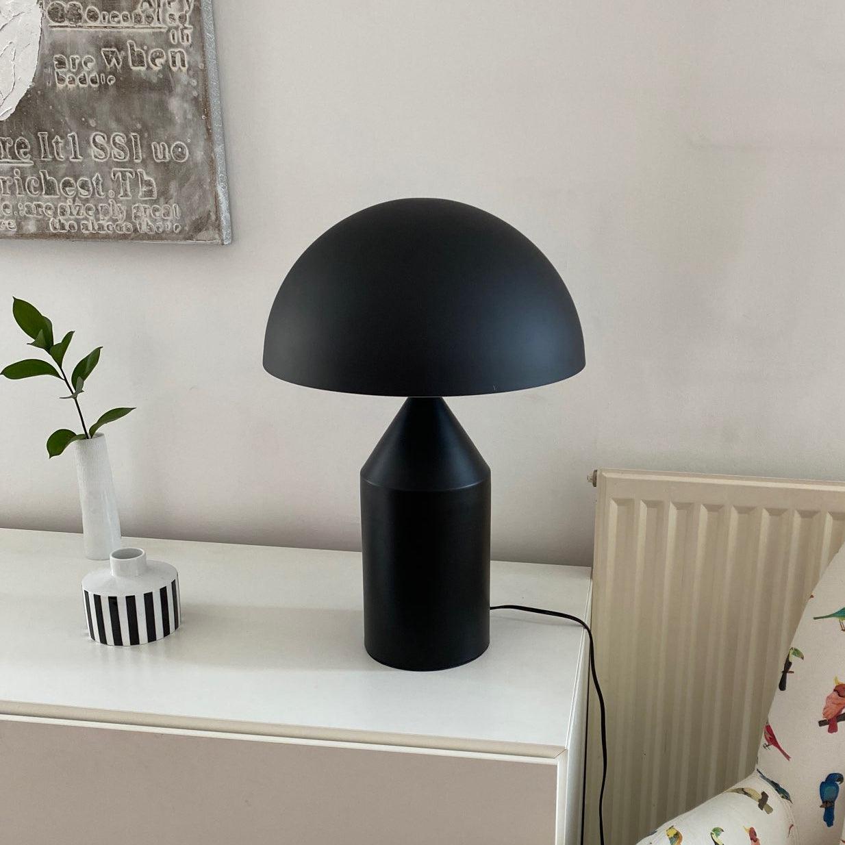 Lampe de table sur une table d'appoint, créant une atmosphère relaxante