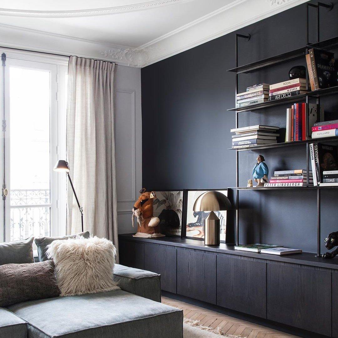 Vue latérale de la lampe montrant sa construction robuste en métal