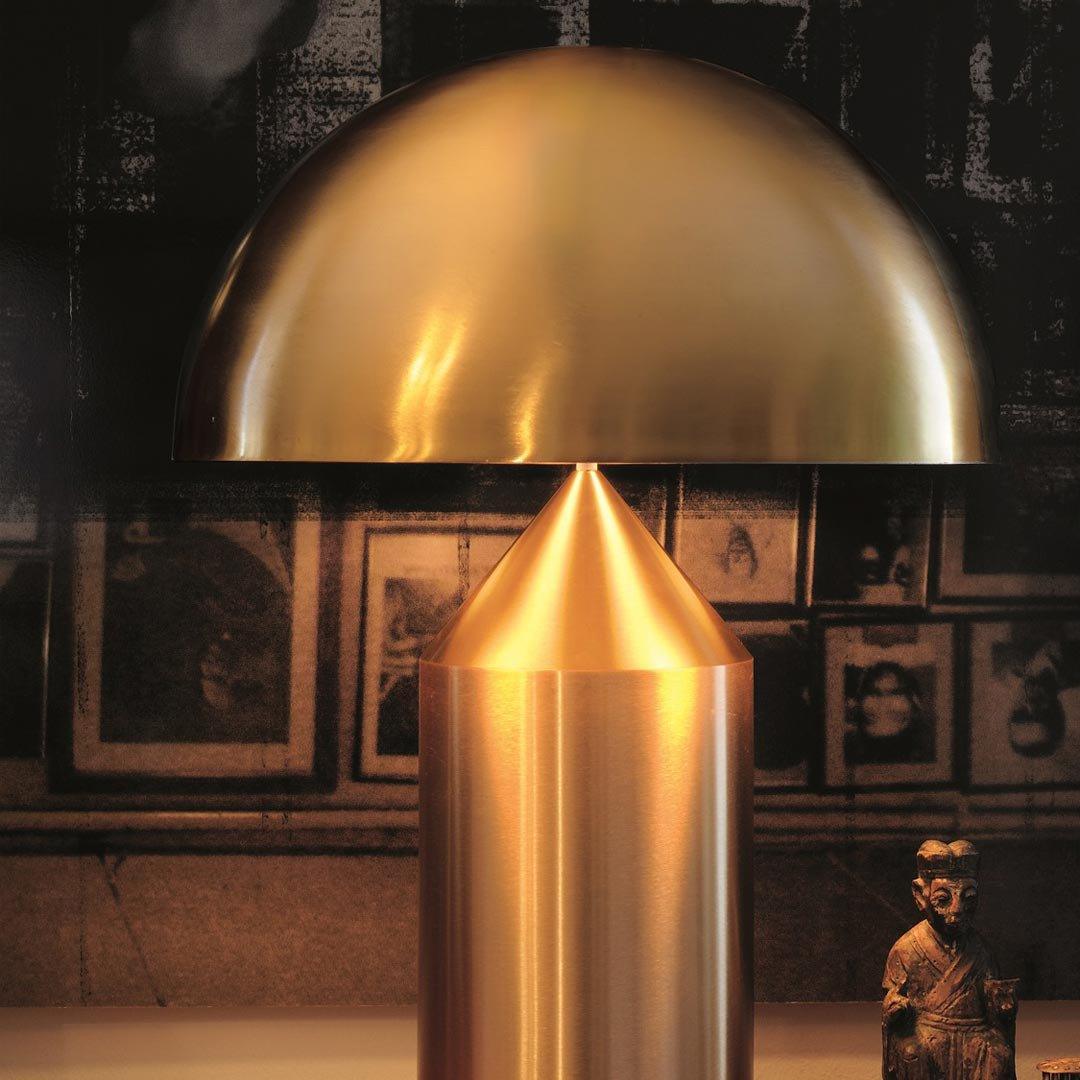 Finition métallique raffinée de la lampe dans un décor contemporain