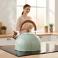 Bouilloire en acier inoxydable sur une plaque de cuisson