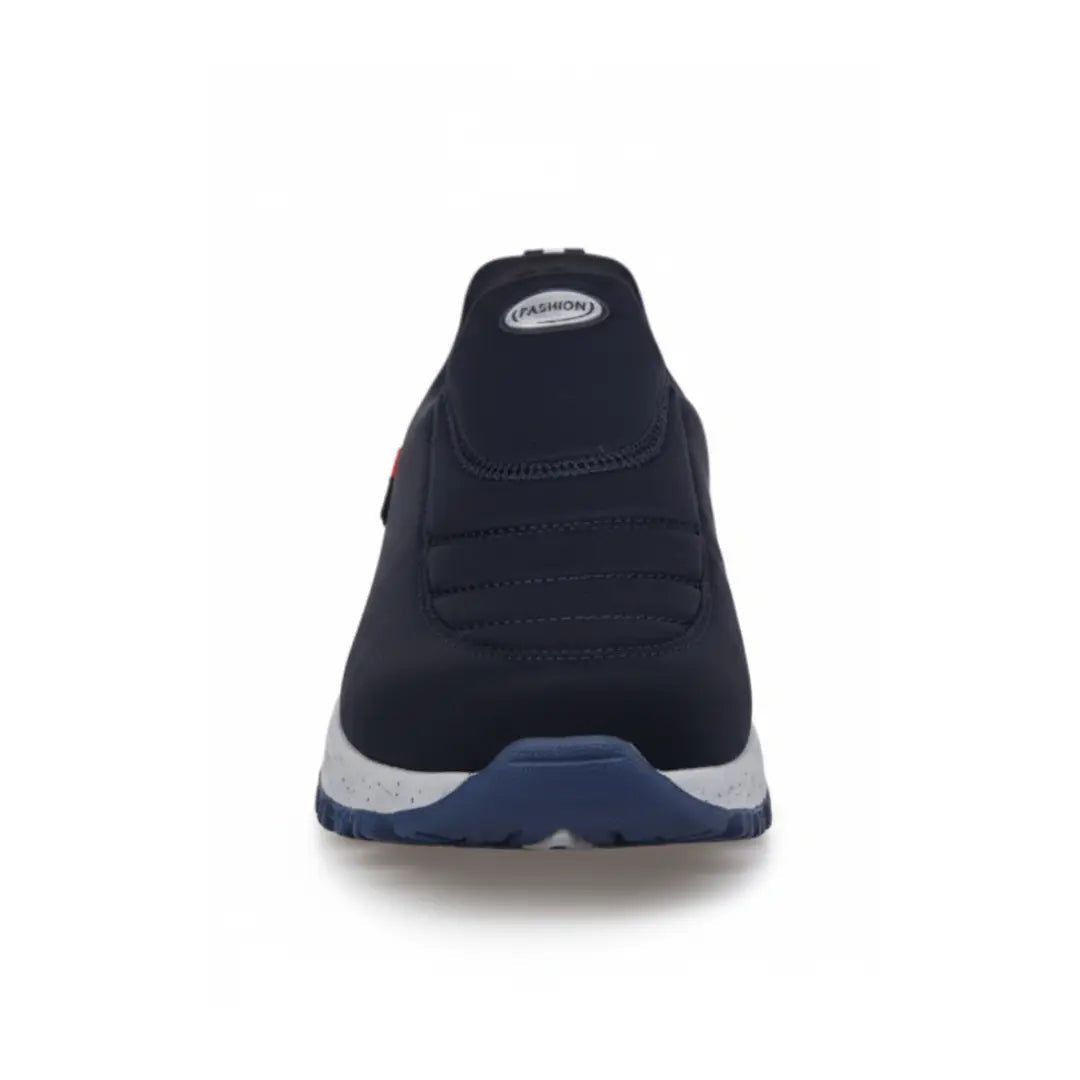 Gros plan sur la semelle flexible des baskets de marche