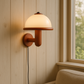 Applique murale scandinave installée dans un intérieur moderne
