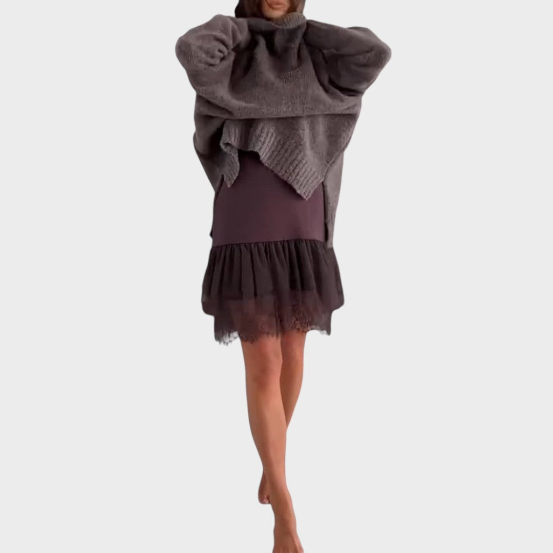 Vue de profil du pull en tricot doux et robe en dentelle
