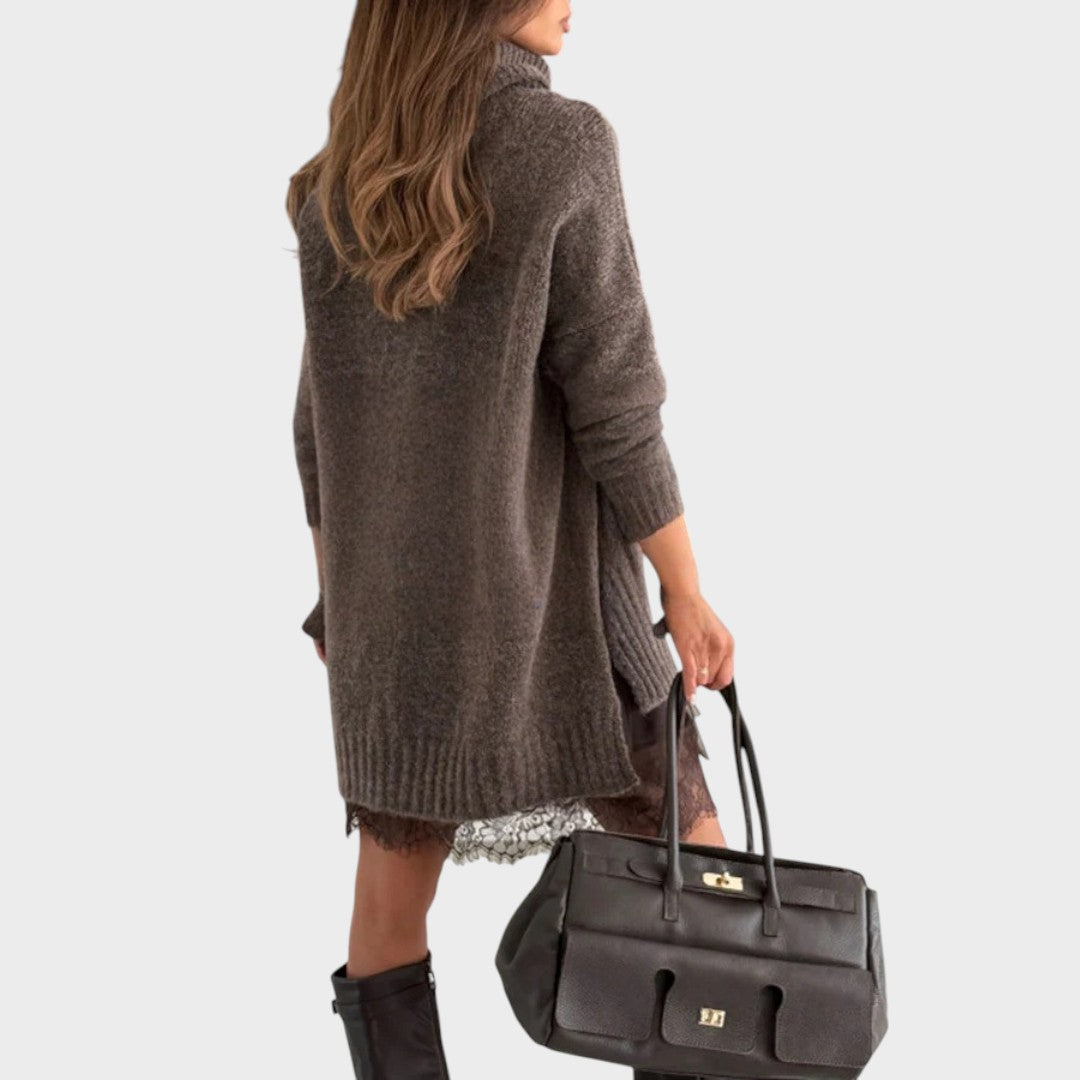 Robe en dentelle sous un pull ample pour un look chic