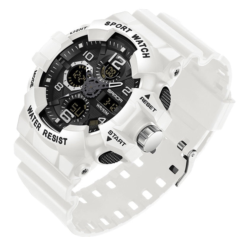 Montre étanche immergée dans l'eau, démontrant sa résistance