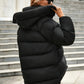 Vue de profil d'une veste matelassée à capuche pour femme
