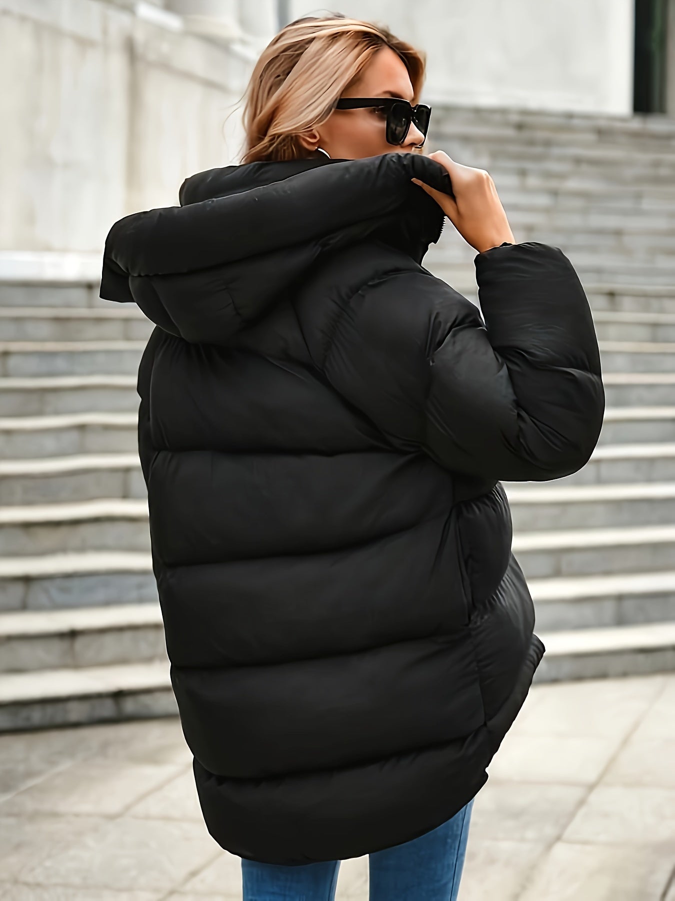 Vue de profil d'une veste matelassée à capuche pour femme