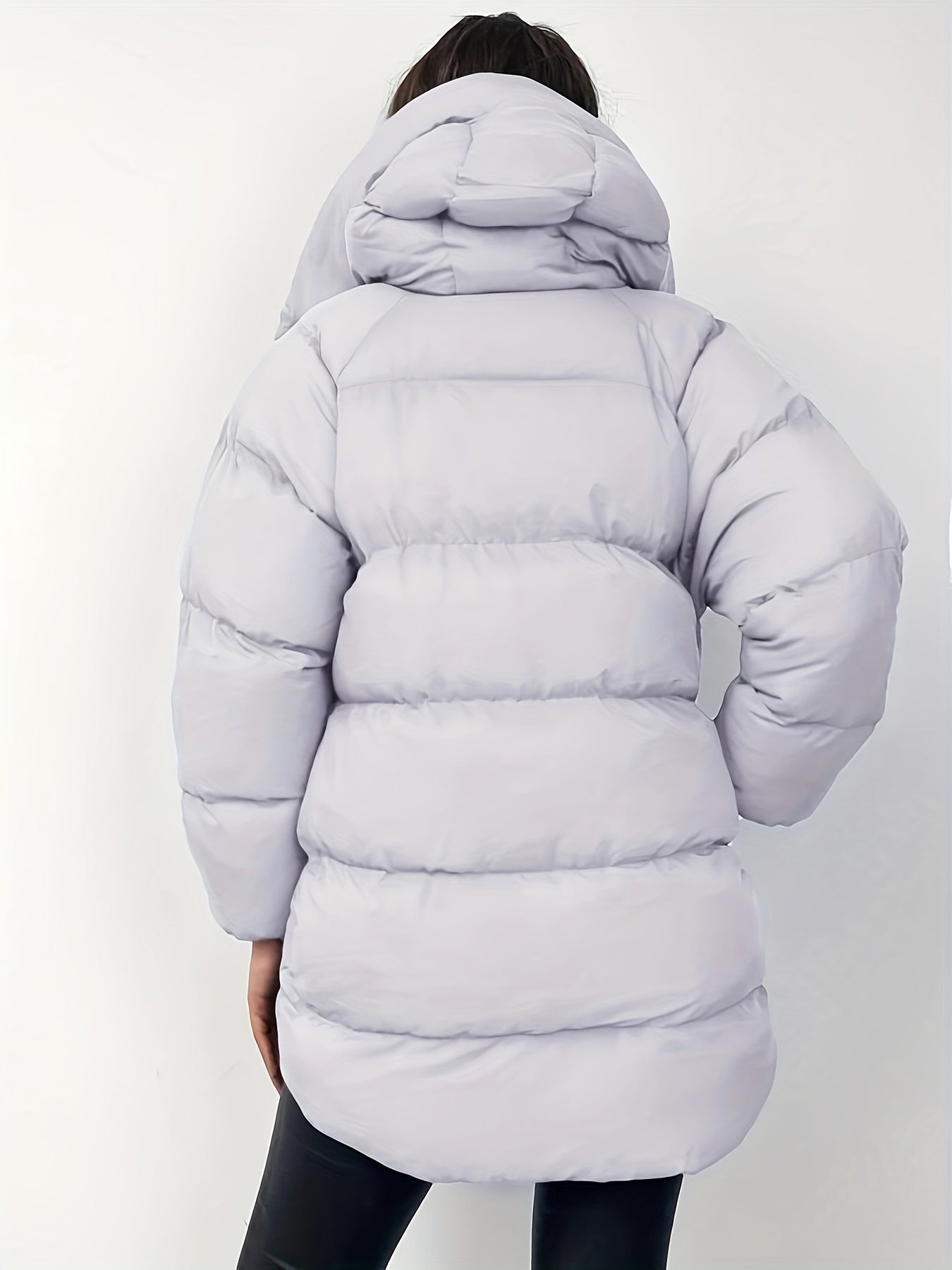 Détail du col haut rembourré d'une veste d'hiver