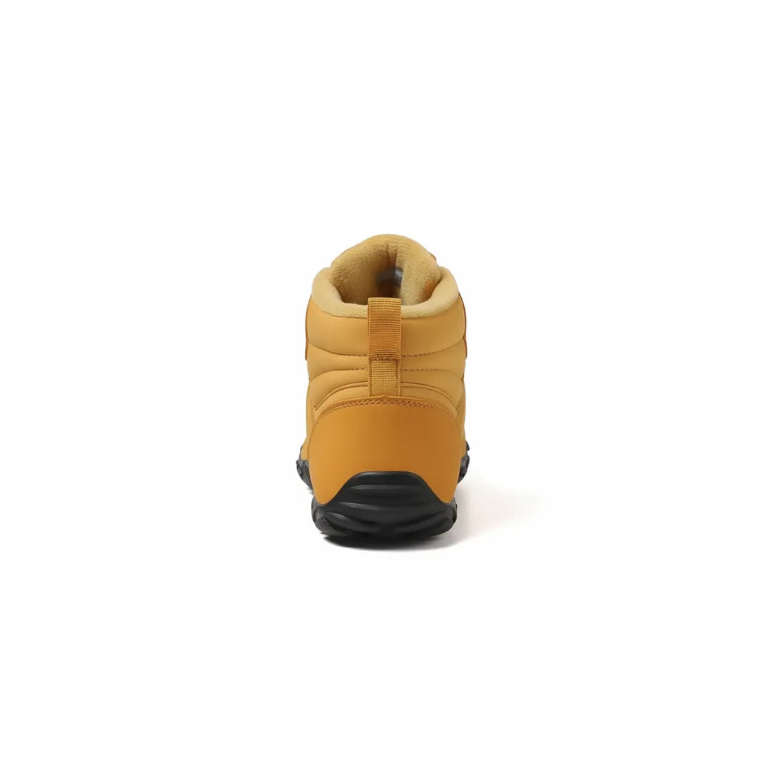 Bottes d'hiver posées sur une surface enneigée