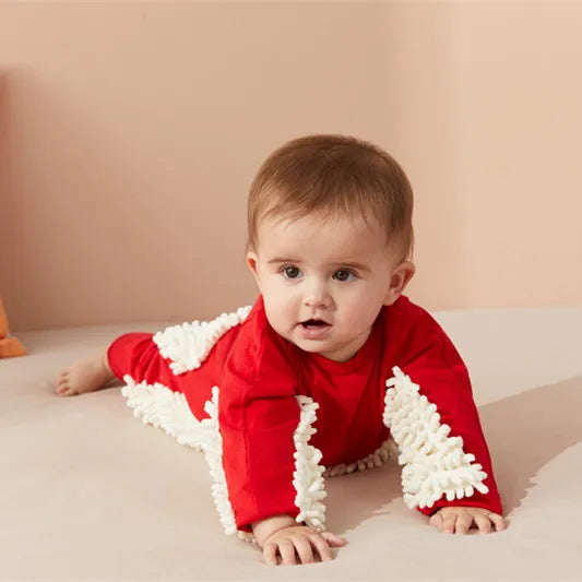 Bébé explorant le salon en combinaison avec franges absorbantes