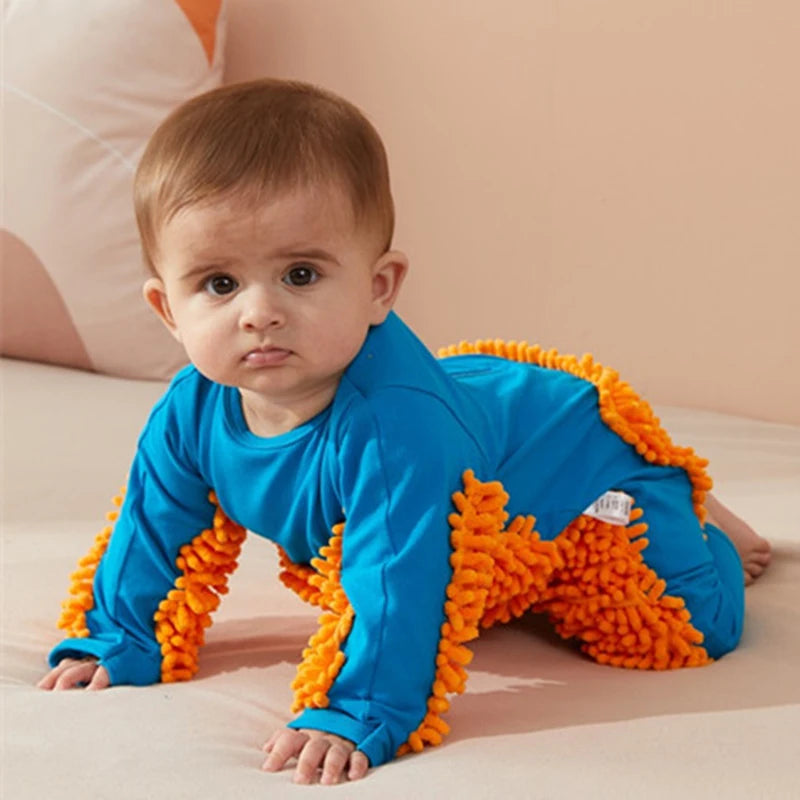 Bébé en combinaison avec franges pour nettoyage au sol