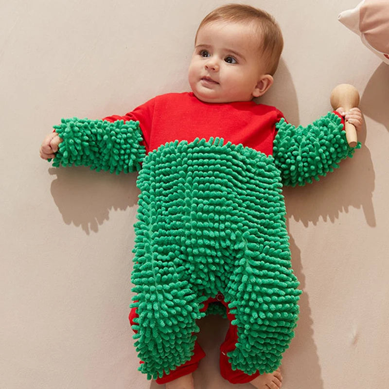Bébé souriant rampant en combinaison nettoyante sur parquet