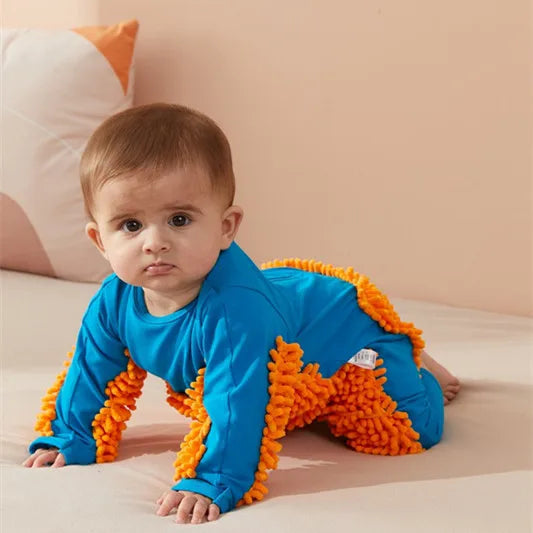 Combinaison bébé avec franges en coton sur tapis clair