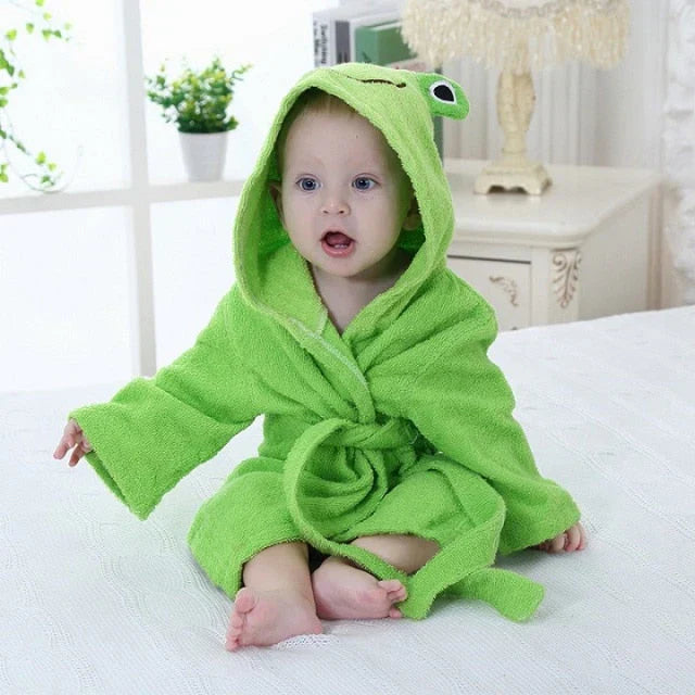 Peignoir bébé avec motifs animaux, posé sur une surface