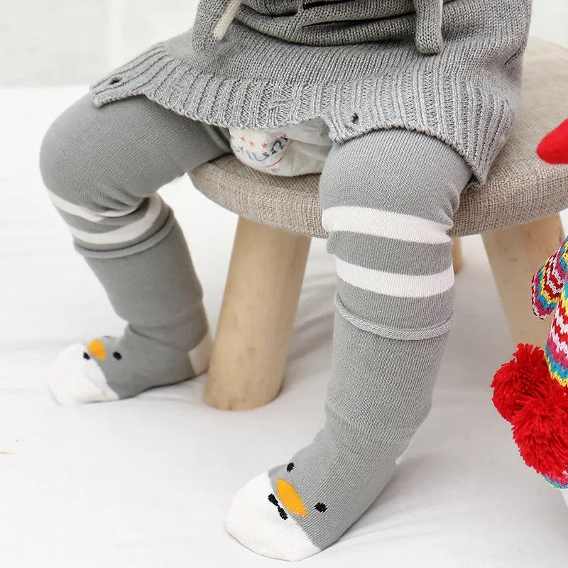 Vue rapprochée de chaussettes bébé avec dessins animés