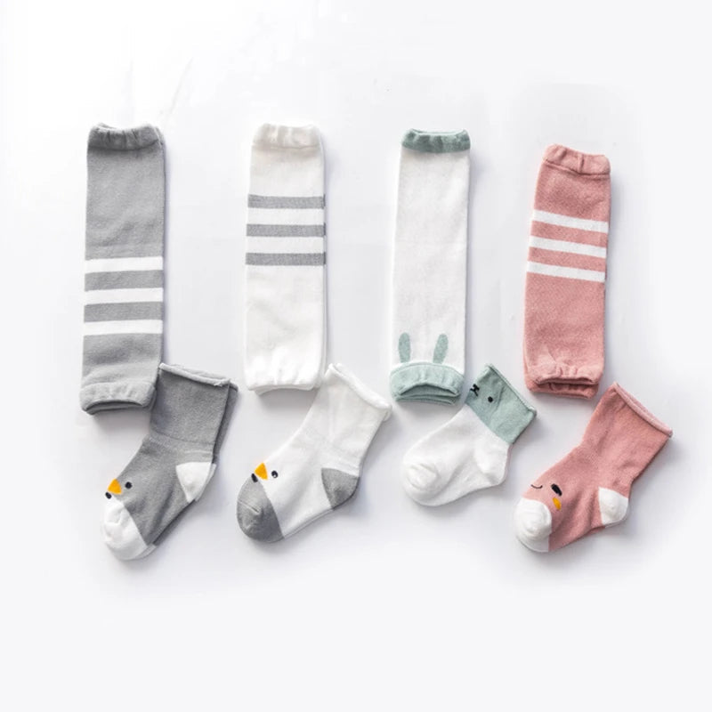 Motifs amusants sur chaussettes bébé en coton doux