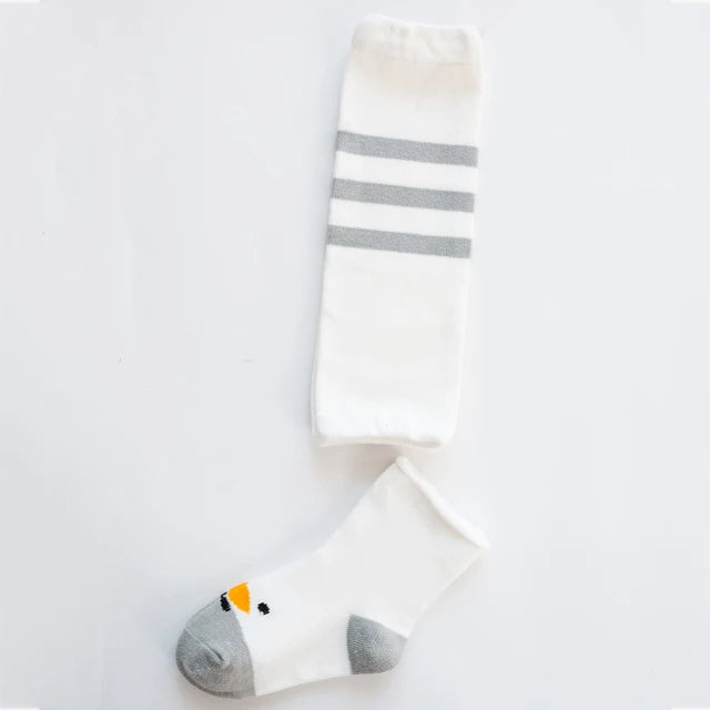 Vue de côté de chaussettes bébé avec motifs animés