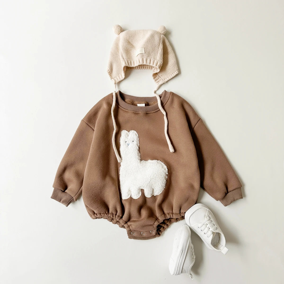 Vue de côté de la combinaison bébé imprimé lama