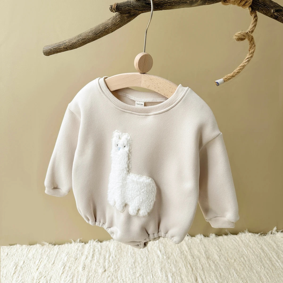 Combinaison bébé beige avec lamas colorés en motif