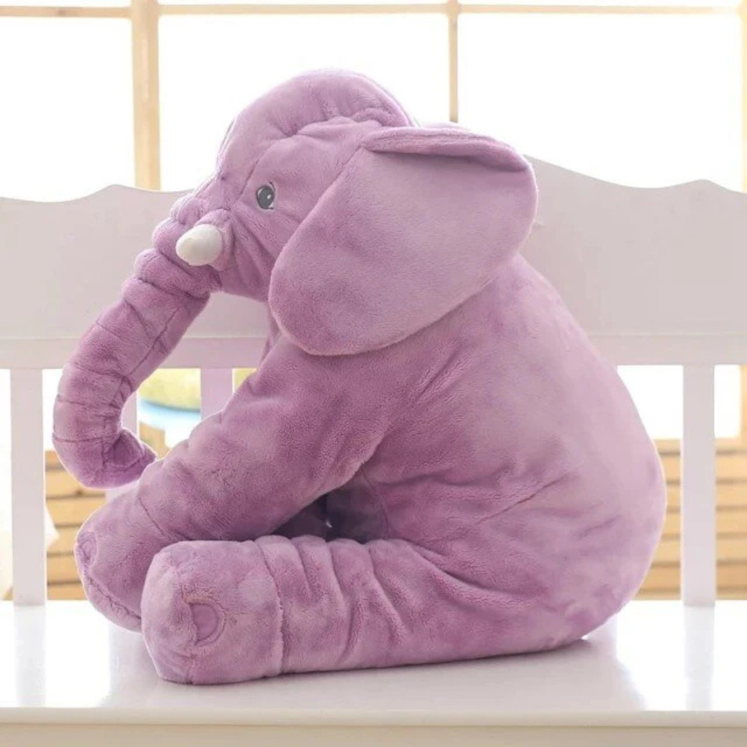 Éléphant en peluche sur un lit, prêt pour le sommeil