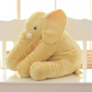 Enfant tenant un éléphant en peluche, sourire aux lèvres
