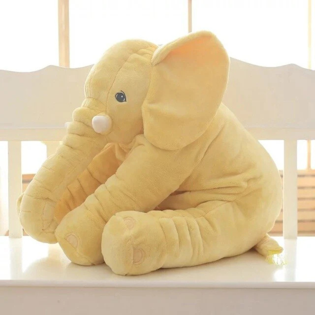 Enfant tenant un éléphant en peluche, sourire aux lèvres