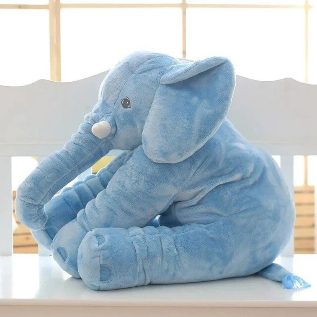 Éléphant en peluche posé dans une chambre d'enfant colorée