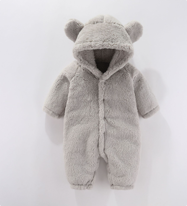 Vue arrière de la combinaison bébé avec capuche