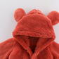 Vue de côté d'une combinaison bébé en fleece douce