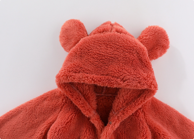 Vue de côté d'une combinaison bébé en fleece douce