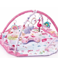 Enfant jouant sur un tapis de jeu doux et lavable