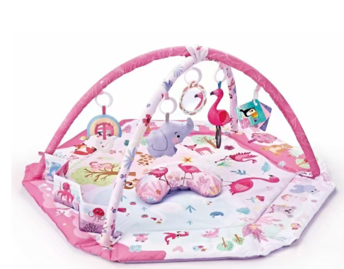 Enfant jouant sur un tapis de jeu doux et lavable