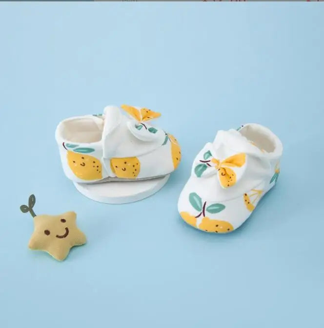 Chaussures bébé assorties à une tenue, vue complète