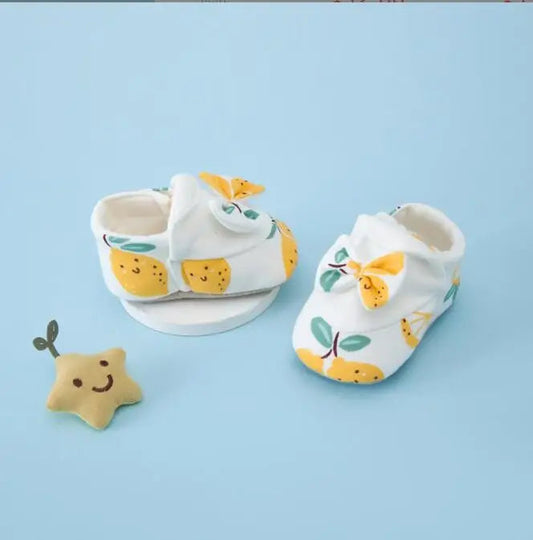 Chaussures bébé assorties à une tenue, vue complète