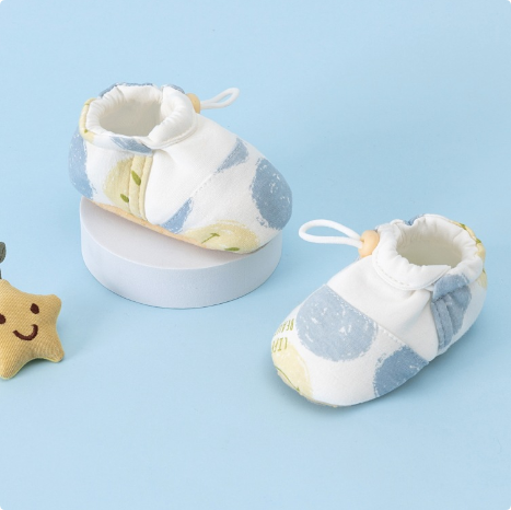 Chaussures bébé avec motif discret, vue de dessus