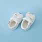 Gros plan sur la semelle antidérapante des chaussures bébé