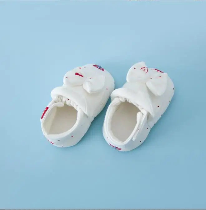 Vue latérale des chaussures bébé, couleur pastel
