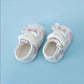 Chaussures bébé sur fond neutre, design élégant