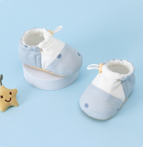 Chaussures bébé montrant la flexibilité de la semelle