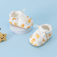 Chaussures bébé en textile, détail sur les coutures