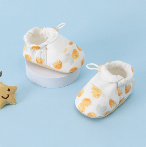 Chaussures bébé en textile, détail sur les coutures