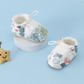 Chaussures bébé posées sur une surface en bois