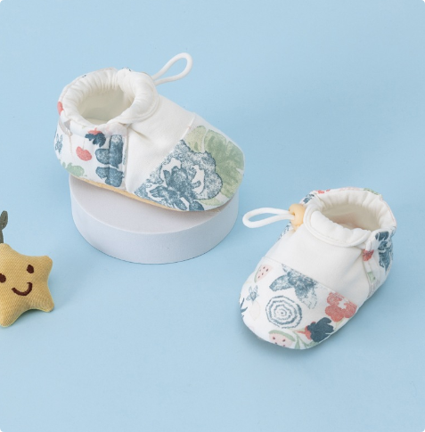 Chaussures bébé posées sur une surface en bois