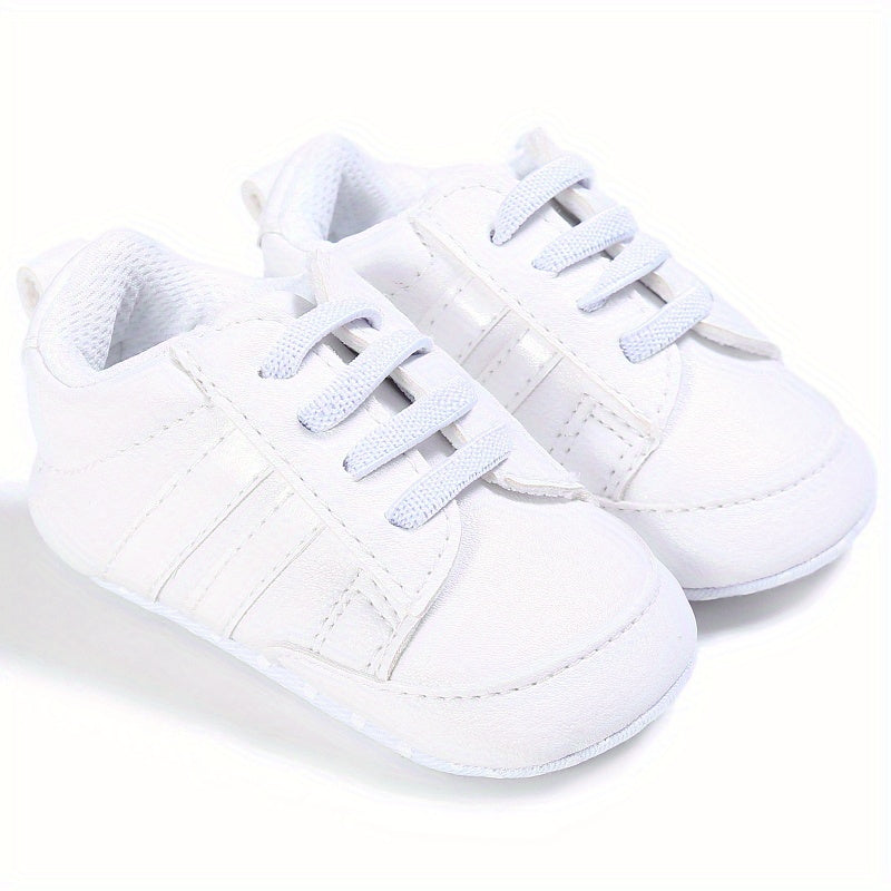 Chaussures bébé posées sur un tapis moelleux