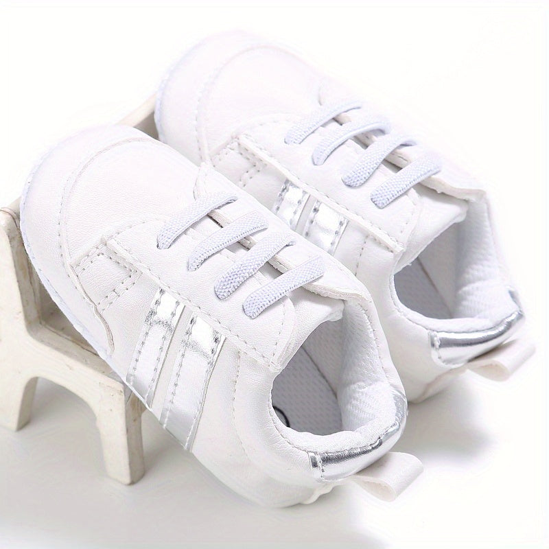 Chaussures bébé présentées avec un jouet en arrière-plan