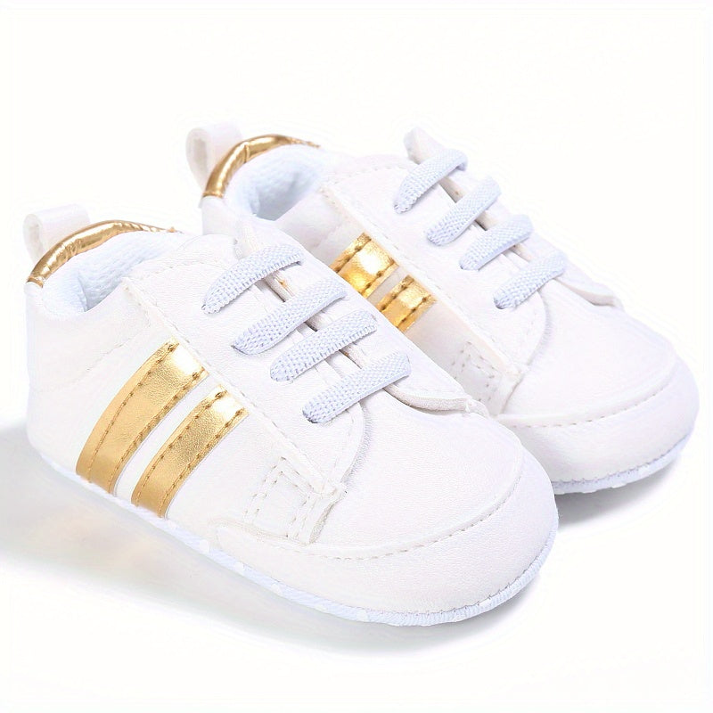 Vue de dessus des baskets bébé avec lacets élastiques