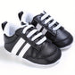 Vue latérale des baskets bébé avec design élastique