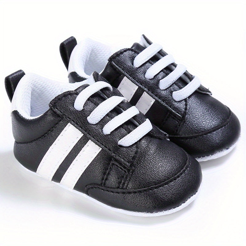 Vue latérale des baskets bébé avec design élastique