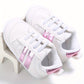 Chaussures bébé montrées sur une surface en bois