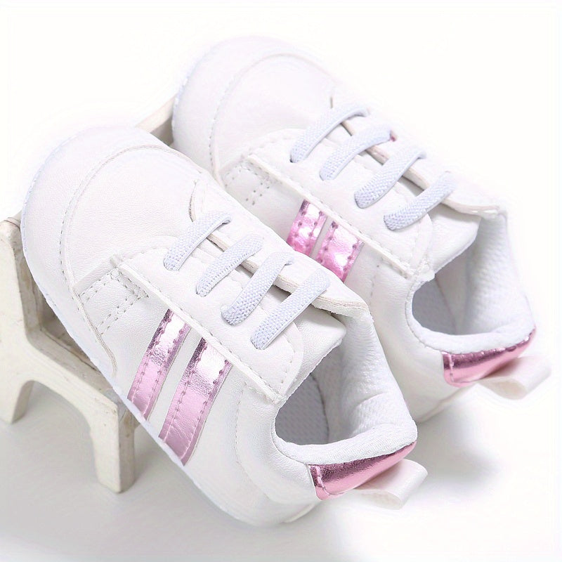 Chaussures bébé montrées sur une surface en bois